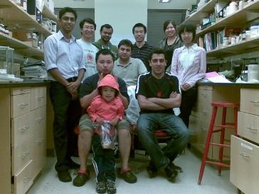 Dr. Guo and his research group in the lab